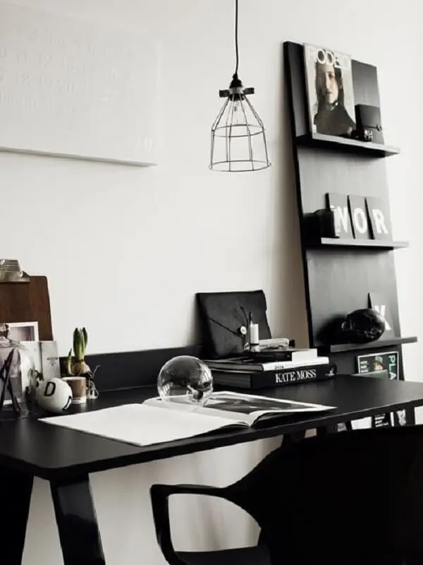 Ambiente de home office com escrivaninha preta e decoração minimalista
