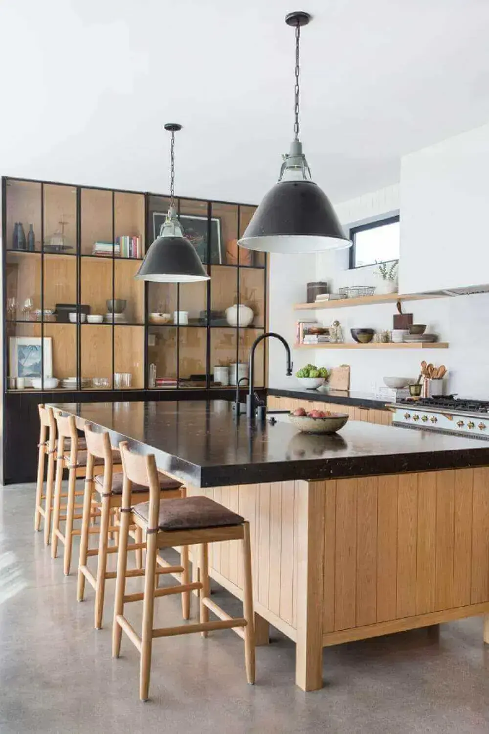 Aposte em uma cozinha moderna preta combinada com peças em madeira clara