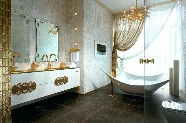 Banheiro com decoração em branco e dourado transmite elegância ao ambiente