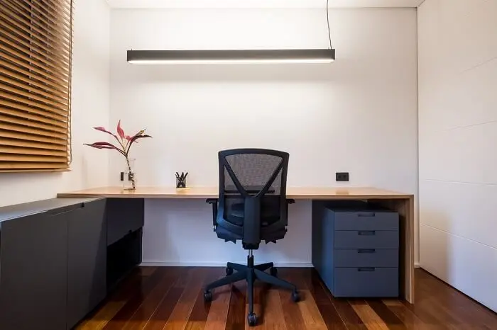 Bancada de madeira, luminária metálica e cadeira para escritório com rodízios