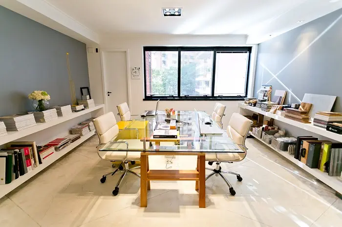 Cadeira para escritório do tipo executiva complementa a decoração do ambiente