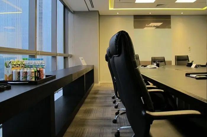 Cadeira para escritório do tipo diretoria em uma sala de reunião