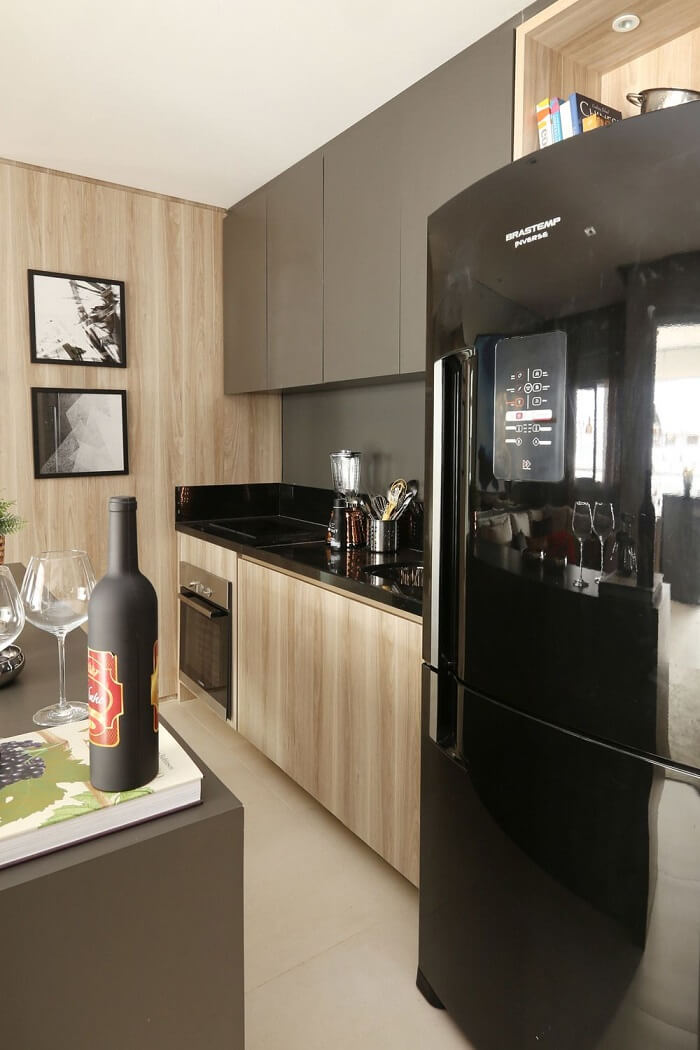 Cozinha compacta com geladeira preta inverse