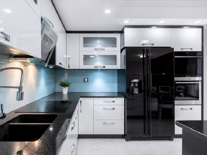 Cozinha em formato l com geladeira preta side by side