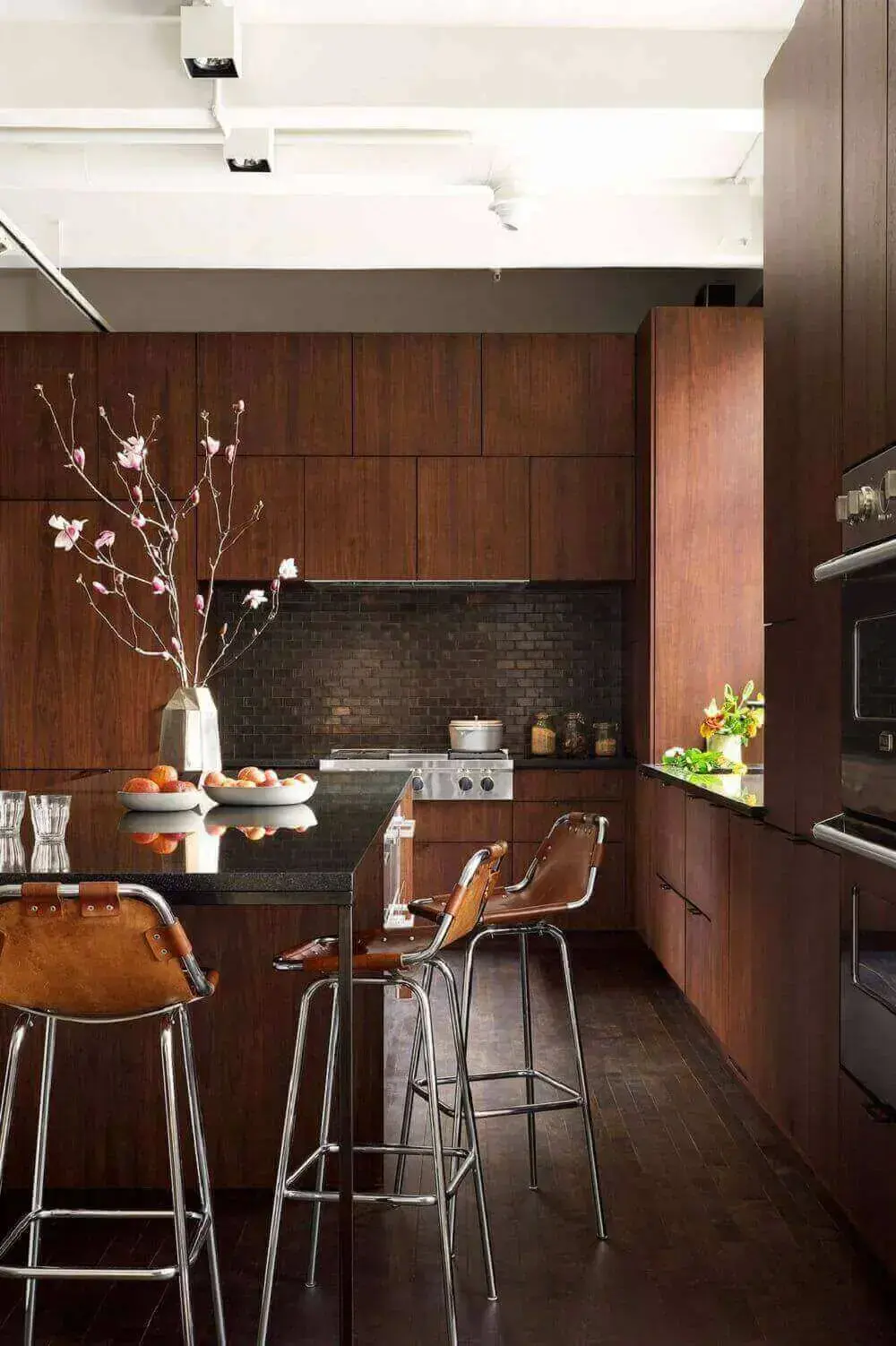Cozinha moderna com armários de madeira escuro