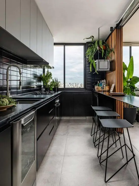 Cozinha moderna com piso de porcelanato cimento queimado e armários pretos