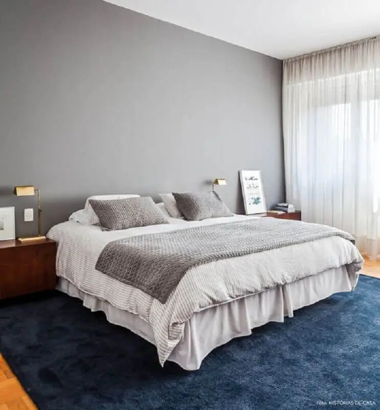 Decoração clean para quarto de casal cinza com tapete azul grande Foto Lúcia Montanari Granuzzio