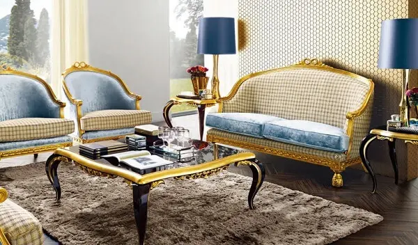 Decoração clássica contempla a presente de móveis com acabamento em dourado