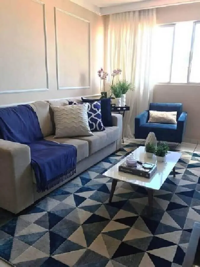 Decoração de sala de estar com tapete azul e cinza geométrico Foto Pinterest