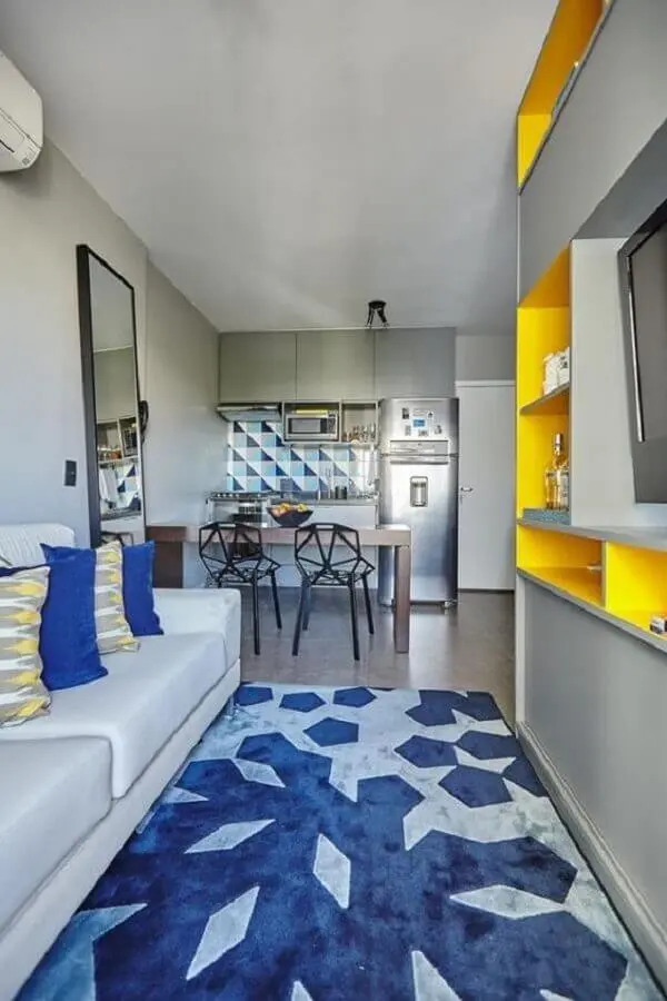Decoração de sala pequena com tapete azul estampado Foto Pinterest