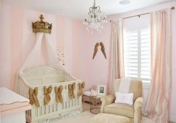Decoração em rosa e dourado para quarto de bebê