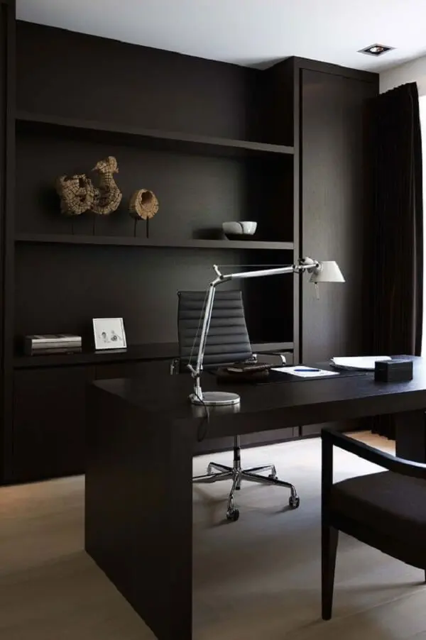Decoração minimalista com escrivaninha preta e luminária de mesa
