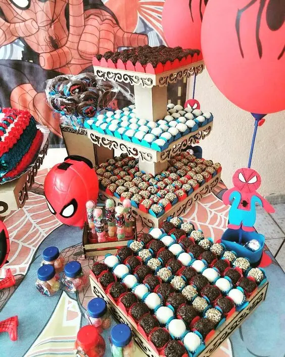 Decoração para festa do homem aranha com doces