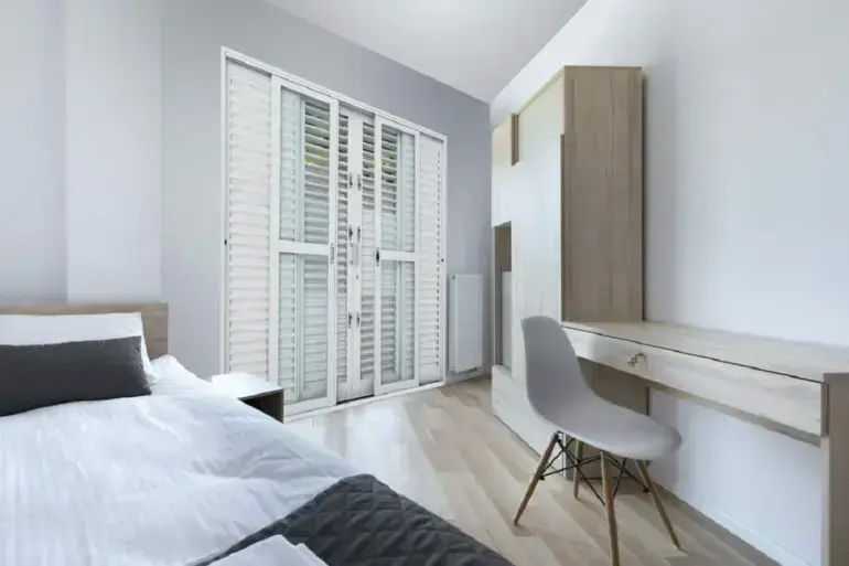 Dormitório com modelo de porta balcão de alumínio branca. Fonte: Pinterest