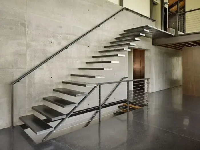 Escada de metal flutuante com um corrimão fina e simples