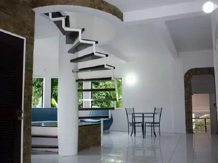 Escada flutuante circular e estrutura metálica branca