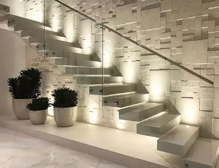 Escada flutuante de concreto com iluminação diferenciada