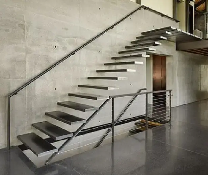 Escada flutuante de concreto complementa a decoração com estilo industrial
