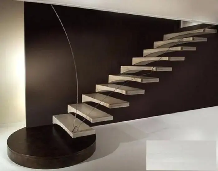Escada flutuante de concreto compõe a decoração dessa sala com estilo contemporâneo