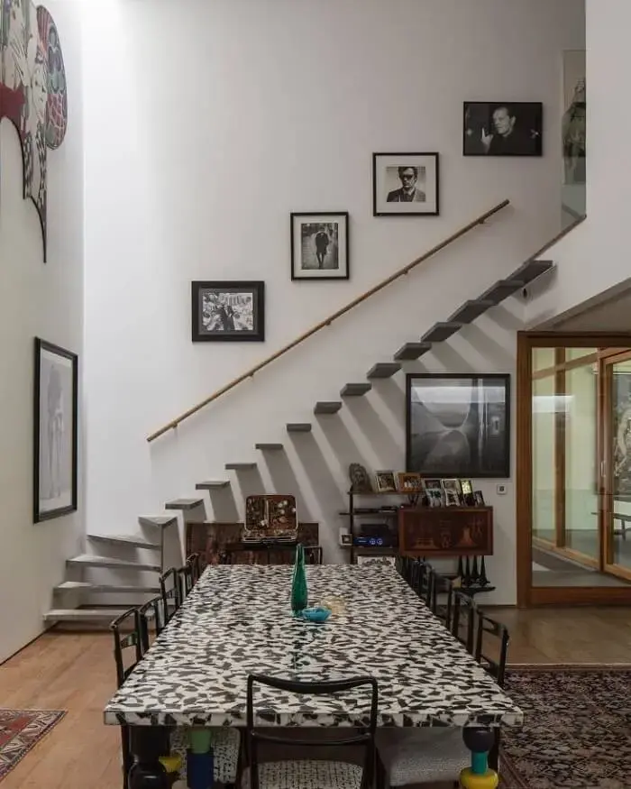 Escada flutuante de concreto encanta a de coração da sala de estar