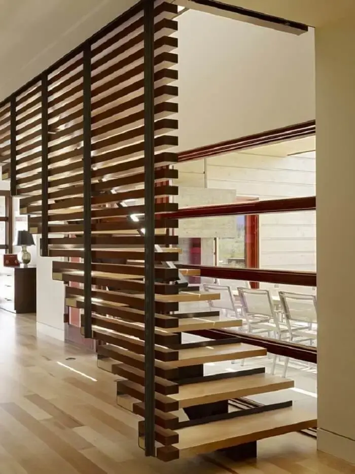 Escada flutuante de madeira com design contemporâneo