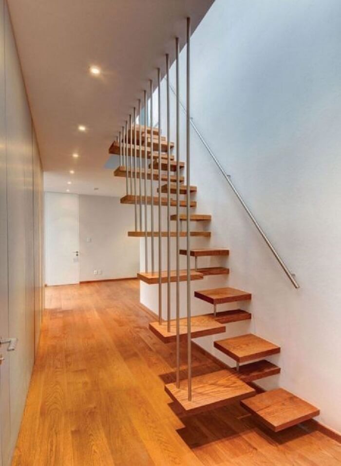 Escada flutuante de madeira com design criativo