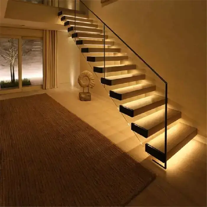 Escada flutuante de madeira com iluminação sofisticada