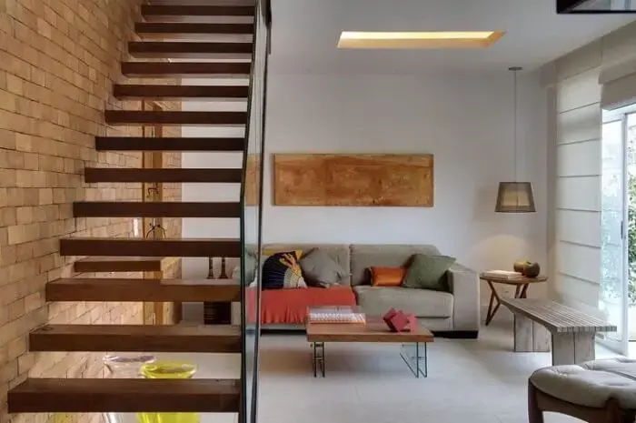 Escada flutuante de madeira para espaços reduzidos