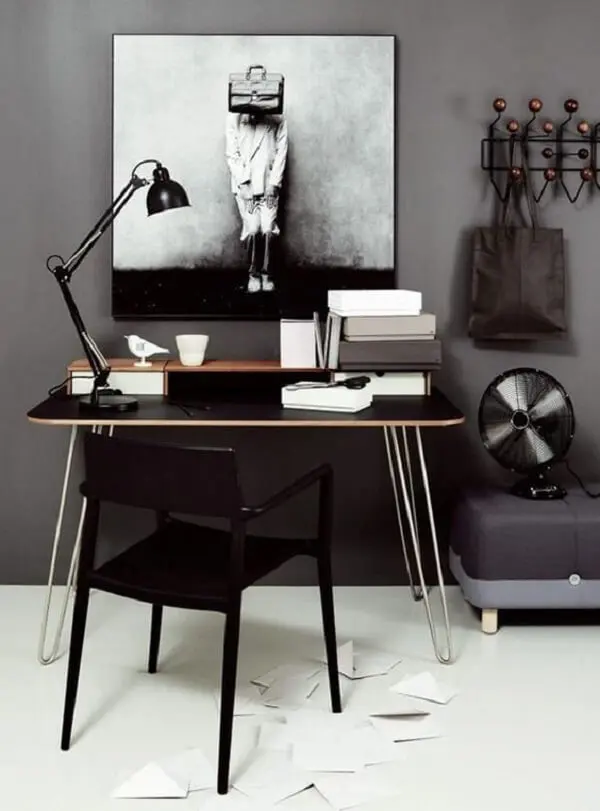 Escritório cativante com cadeira e escrivaninha preta
