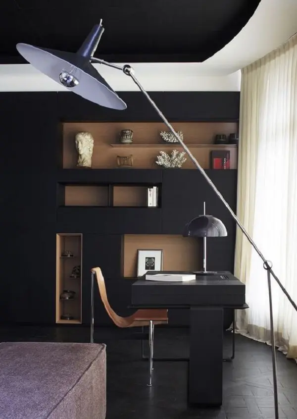 Escrivaninha preta com luminária de chão elegante