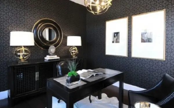 Escrivaninha preta e o espelho redondo com detalhes em dourado complementam a decoração do ambiente