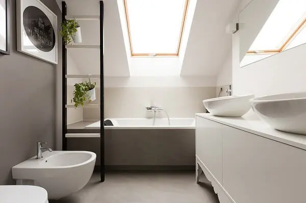 Estruture um banheiro mais privativo e relaxante no sótão