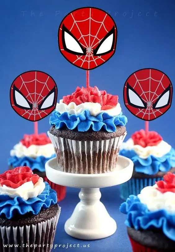 Festa do homem aranha com cupcake temático nas cores azul vermelho e branco 