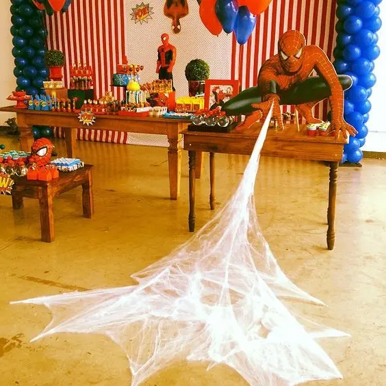 Festa do homem aranha com teia de aranha na decoração