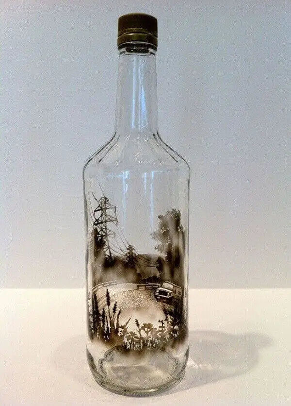 Garrafa de vidro decorado com fumaça de vela