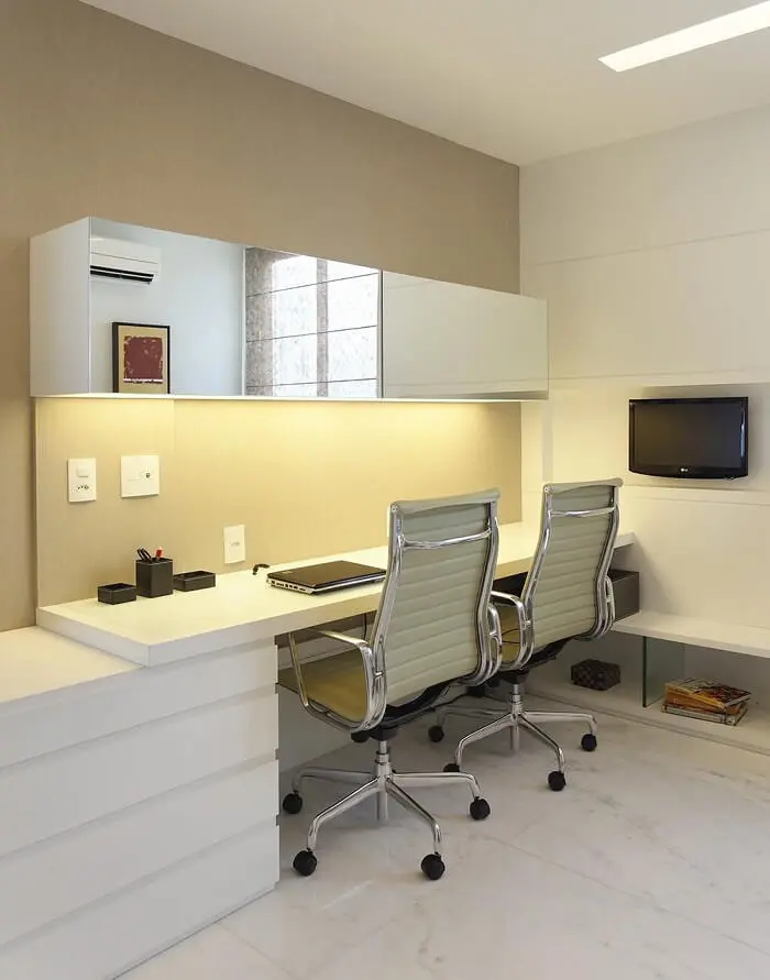 Home office com mesa branca e cadeira para escritório com estrutura metálica e rodízios em preto