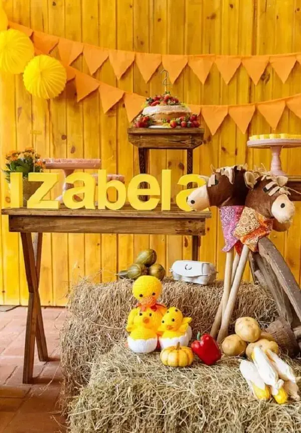 Invest in a yellow and orange decoration with the theme farmhouse party