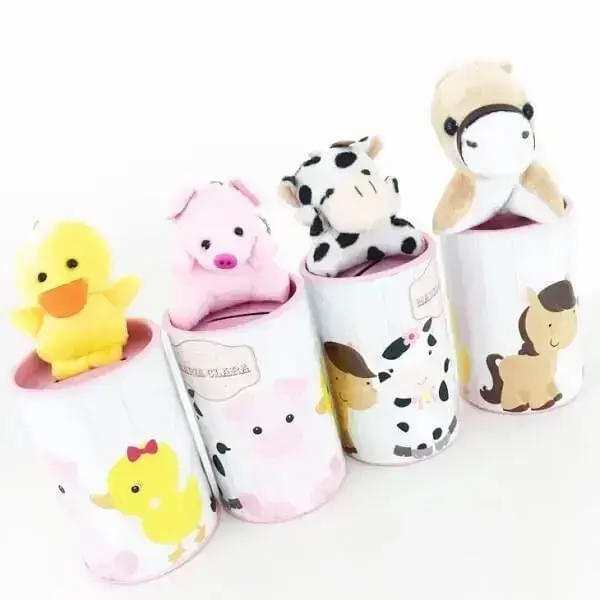 Tin can with animal plush for a gift for the guests of the party fazendinha