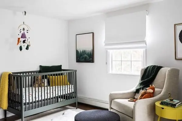 Mantenha a privacidade do quarto de bebê e invista em uma persiana romana. Fonte: Jessica Ford
