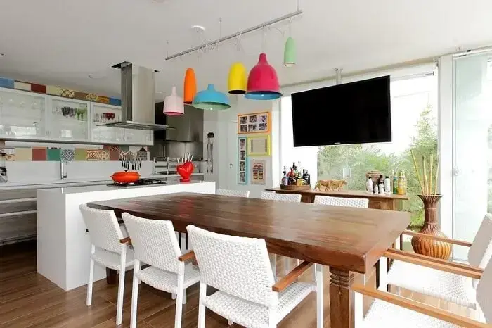 Mesa retangular de madeira complementa a decoração da cozinha