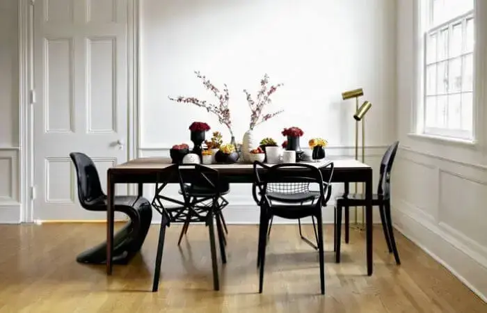 Mesa retangular e cadeiras com design criativo encantam a decoração 