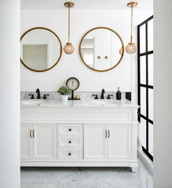 Mescle as cores branco e dourado na decoração do banheiro, o resultado é incrível