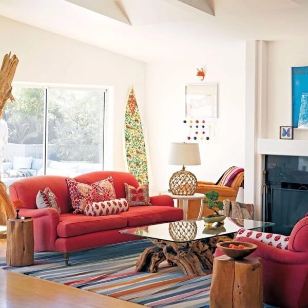 Mescle diferentes estampas na sala de estar com sofá vermelho