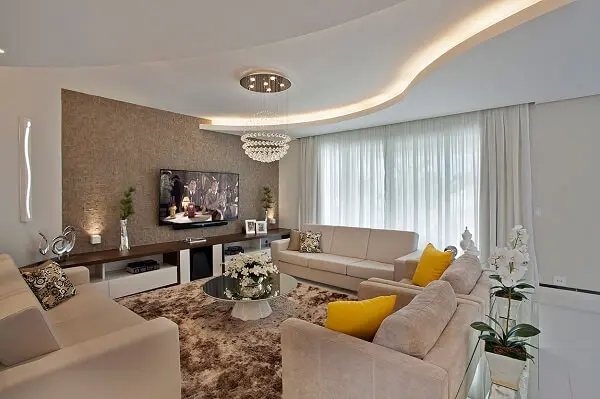 Moldura de gesso curva complementa a decoração da sala de estar