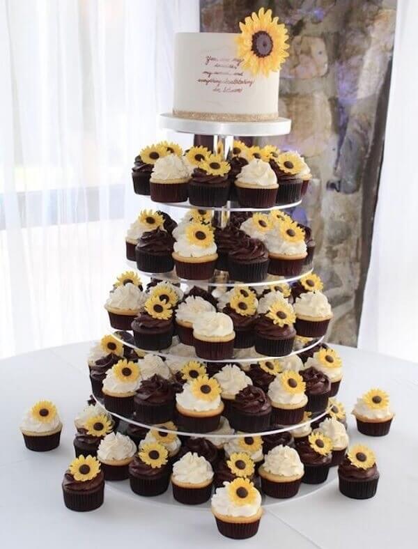 Monte uma estrutura criativa para os cupcakes da festa fazendinha e deixe exposta na mesa