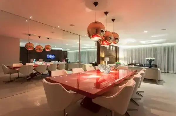 O design desta mesa retangular vermelha encanta a decoração da sala de jantar