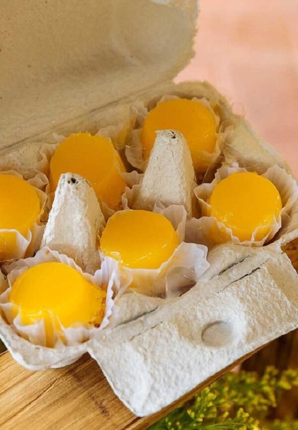 O quindim pode ser servido para os convidados dentro da caixinha de ovo