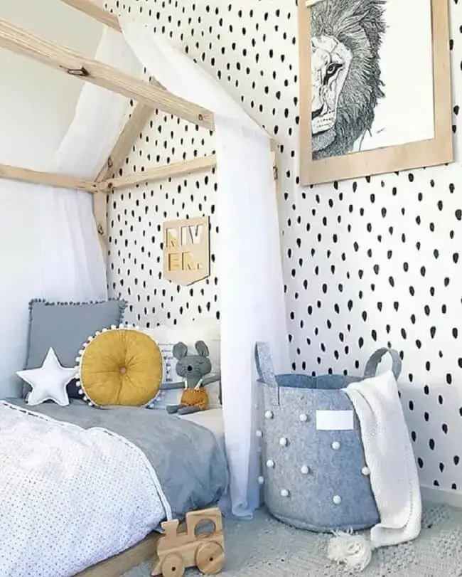 O tecido branco sobre a cama montessoriana traz um toque diferente na decoração