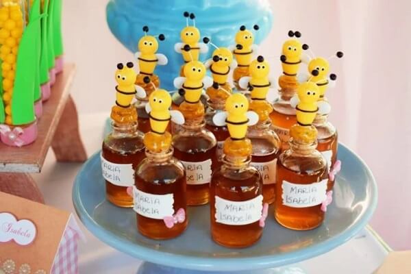 Pequenos vidros de mel para entregar aos convidados da festa fazendinha
