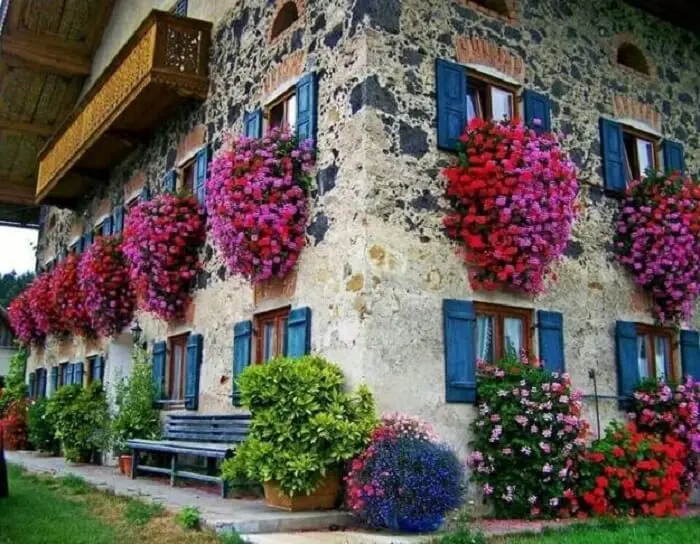 Petúnias encantam a decoração da fachada desta casa